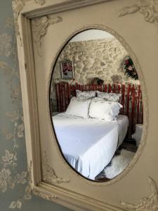 a bedroom with a bed in a mirror at Le Duplex de Lapparan in Saint-Drézéry