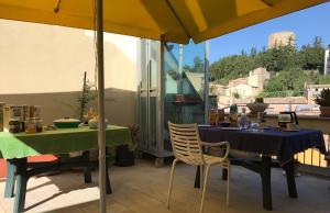 - une table et des chaises sous un parasol sur la terrasse dans l'établissement L'Arca di Noè, à Enna