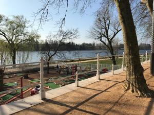 ヴィシーにあるLe Massilia combleの水辺のミニゴルフコートがたくさんある公園 +5枚の写真
