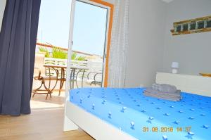 um quarto com uma cama e uma varanda com uma mesa em New renovated duplex near the ocean located in Tenerife Sur em Costa Del Silencio