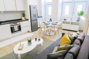 ein Wohnzimmer mit Sofa und Tisch in der Unterkunft Porto Luxury Apartments in Vila Nova de Gaia