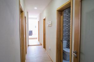 einen Flur mit WC und eine Tür zu einem Zimmer in der Unterkunft Porto Luxury Apartments in Vila Nova de Gaia + 31 Fotos