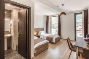 Postel nebo postele na pokoji v ubytování Mount Inn Kazbegi