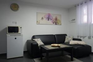 ネタニヤにあるCozy modern apartment near the sea in city centerのリビングルーム(ソファ、コーヒーテーブル付)