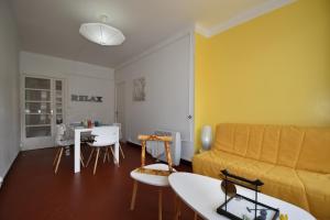een woonkamer met een bank en een tafel bij Le Gambetta in Toulon