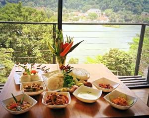 una mesa con varios platos de comida. en Lakewood Residence, en Kandy