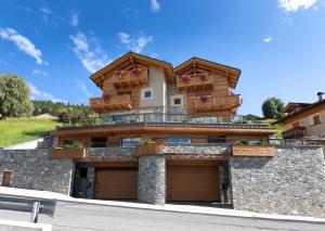 ein Haus mit Balkon auf einem Gebäude in der Unterkunft Chalet Heidi in Bormio