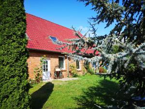 una casa de ladrillo con techo rojo y patio en Sonnenhof, en Charlottenthal