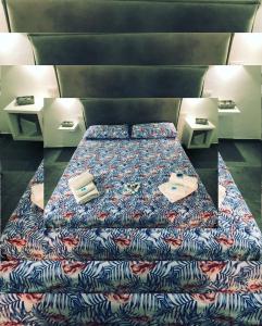 łóżko w pokoju z dwoma talerzami w obiekcie Casa Vacanze Antiche Mura E Poi w mieście Monopoli