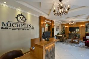 um átrio de um hotel de alta qualidade com um lustre em Micheline Hotel Tricot - ao lado da Rua Coberta em Gramado