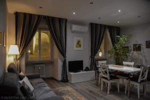un soggiorno con divano e tavolo di Casa Floriana Castello a Torino