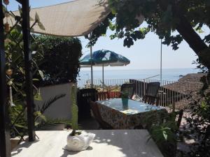 アチレアーレにあるVilla Elenaの海の景色を望むパティオ(テーブル、傘付)