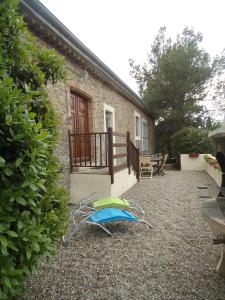 una casa con un patio con un frisbee en el suelo en Domaine de la Pinsonnière, en La Livinière