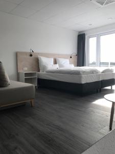 1 dormitorio con 1 cama grande y 1 sofá en Hotel an der Burgschänke en Alpen