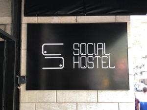 Um certificado, prêmio, placa ou outro documento exibido em Social Hostel