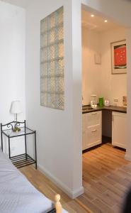a room with a bed and a kitchen at Zur Eiche Potsdam in Potsdam +12 photos