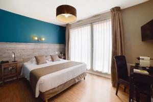 Кровать или кровати в номере Logis- Hôtel de la Baie de Wissant & Appartements
