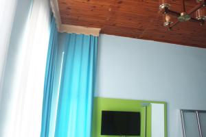 TV a/nebo společenská místnost v ubytování HOTEL MİKLAGORD