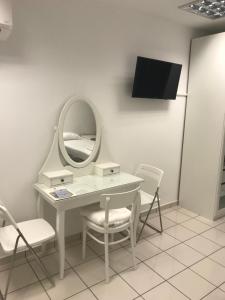 vestidor con espejo, tocador y sillas en Port of Corfu Apartment en Corfú