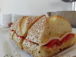 Un sándwich se corta por la mitad en un plato en Amaryllis, en San Vito lo Capo