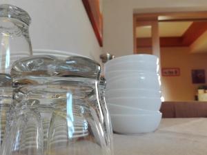 einen Stapel Gläser auf einem Tisch in der Unterkunft Amaryllis in San Vito lo Capo