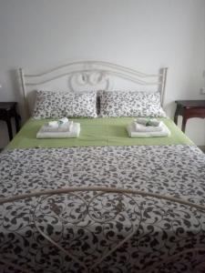 Un dormitorio con una cama con dos toallas encima. en Casa Vacanze Ortigia, en Siracusa