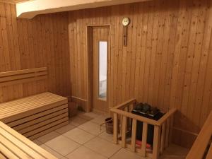 eine Sauna mit einer Bank und einer Uhr an der Wand in der Unterkunft Pension Neuerbe in Erfurt