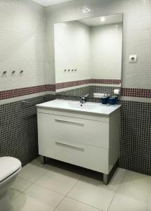 シッチェスにあるApartamento Montroig 1のバスルーム(洗面台、鏡、トイレ付)
