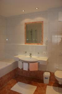 A bathroom at Haus Bergkristall