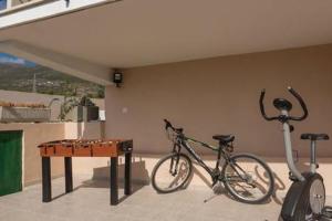 two bikes parked next to a ping pong table at Mirta in Kastel Novi