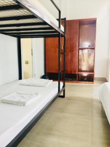- une chambre avec 2 lits superposés et du parquet dans l'établissement Dolphin Home, à Dong Hoi