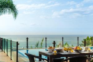 a table with fruit on it next to a swimming pool at Zeza´s house in Calheta