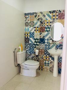 une salle de bain avec toilettes et lavabo dans l'établissement Dolphin Home, à Dong Hoi