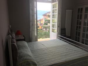 1 dormitorio con cama y ventana grande en le palme, en Cannero Riviera