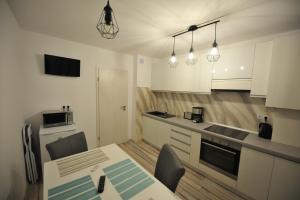 A kitchen or kitchenette at Bella-Isa Apartment Central