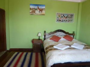 Una cama o camas en una habitación de Hostal Puerto Yumani