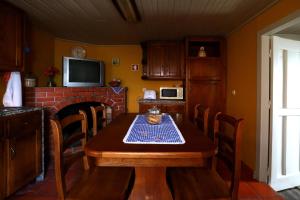 アロウカにあるCasa do Lonhoのキッチン(木製テーブル、暖炉付)