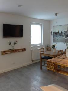 a dining room with a table and a window at Alles Paletti mit Klimaanlage in Lutherstadt Wittenberg