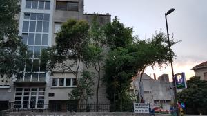 een hoog wit gebouw met bomen ervoor bij Studio Apartment 'Dream' in Šibenik