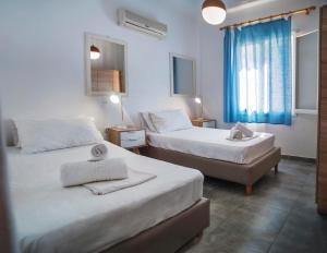 Кровать или кровати в номере Sitia Oceanides