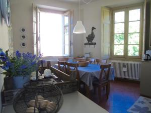 a kitchen and dining room with a table and chairs at Il Granaio di Palazzo Guicciardi in Ponte in Valtellina