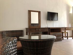 TV a/nebo společenská místnost v ubytování Hotel SKY & PALMS