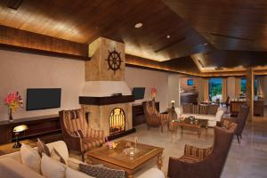 TV a/nebo společenská místnost v ubytování Secrets Puerto Los Cabos Golf & Spa18+