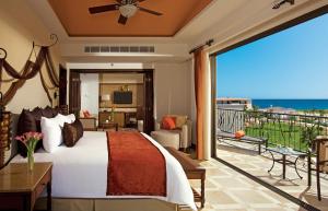 Postel nebo postele na pokoji v ubytování Secrets Puerto Los Cabos Golf & Spa18+