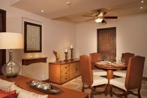 Posezení v ubytování Secrets Puerto Los Cabos Golf & Spa18+