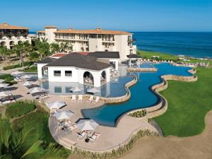 widok z powietrza na ośrodek z basenem w obiekcie Secrets Puerto Los Cabos Golf & Spa18+ w mieście San José del Cabo