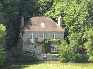 an old stone house in the middle of trees at La Maison de Beauport in Paimpol