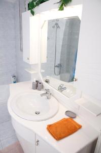 Ett badrum på Oasis Olympia Apartments
