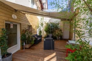 un patio avec des plantes en pot dans un bâtiment dans l'établissement Citotel Le Regina Bordeaux Gare Saint-Jean, à Bordeaux