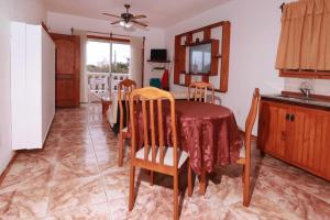 Una cocina con una mesa y sillas en una habitación. en Apartamentos lo de Renan, en La Paloma 5 fotos más